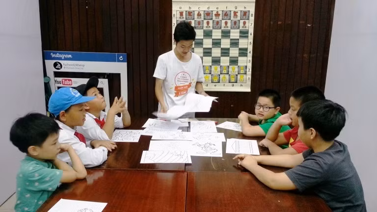 Các em học sinh tham gia các hoạt động thực tế. 