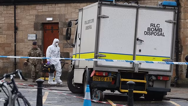 Quả bom thư đã được vô hiệu hóa và đưa ra khỏi Đại học Glasgow. Ảnh: SKY NEWS