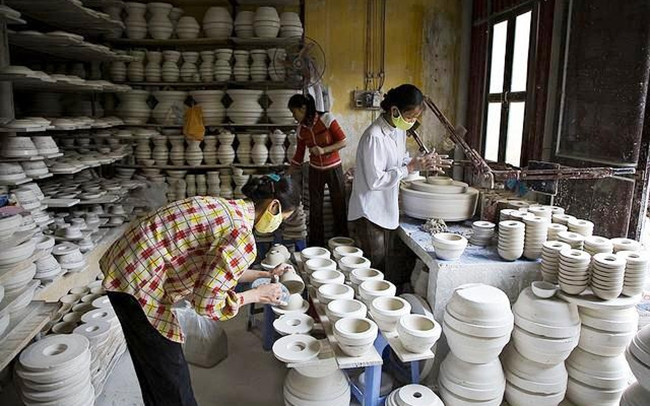 Làng nghề Bát Tràng luôn thu hút đông khách du lịch đến tham quan, tìm hiểu.