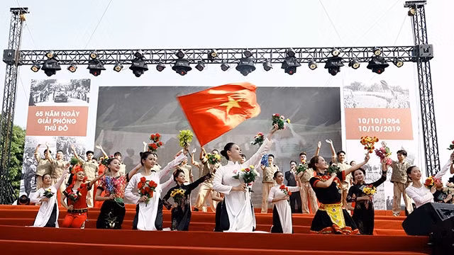 Chương trình nghệ thuật “Khúc tráng ca giữa mùa thu lịch sử”.