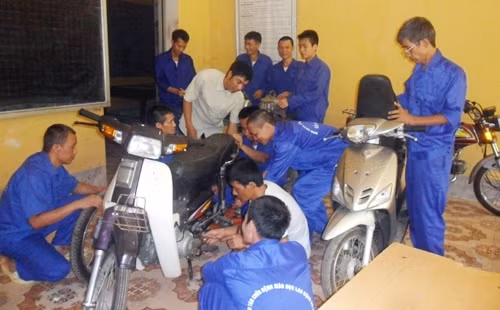 Học viên Trung tâm cai nghiện 06 Sóc Sơn (Hà Nội) học nghề sửa chữa xe máy.