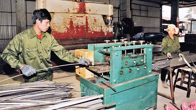 Sản xuất cơ khí tại Cụm công nghiệp Phùng Xá, huyện Thạch Thất. Ảnh: NGỌC MAI