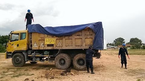 Vụ vận chuyển rác thải y tế nguy hại được phát hiện chiều 29-6 ở Tây Ninh (Ảnh: Quang Quý).