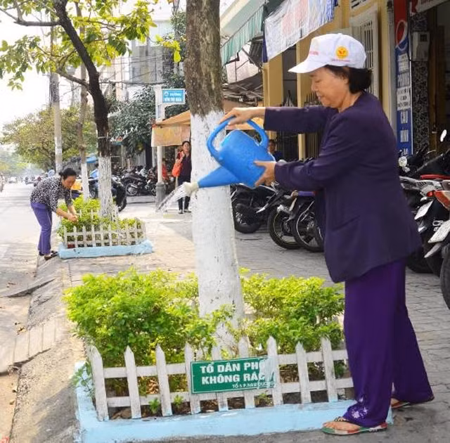 Các hội viên chăm sóc cây xanh dọc các tuyến đường.