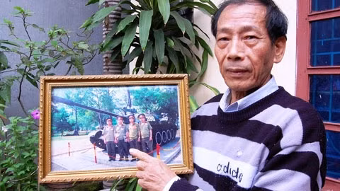 Ông Phượng với tấm ảnh ngày hội ngộ các cựu binh xe tăng 390.