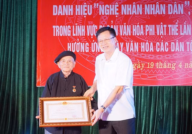 Nghệ nhân Hoàng Hóa nhận danh hiệu Nghệ nhân nhân dân.