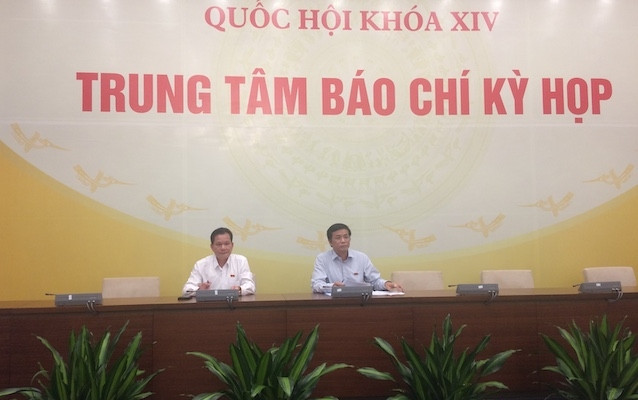 Tổng Thư ký Quốc hội - Chủ nhiệm Văn phòng Quốc hội Nguyễn Hạnh Phúc (bên phải) và Phó Chủ nhiệm Ủy ban Về các vấn đề xã hội của Quốc hội Bùi Sỹ Lợi chủ trì họp báo chiều 10-6.