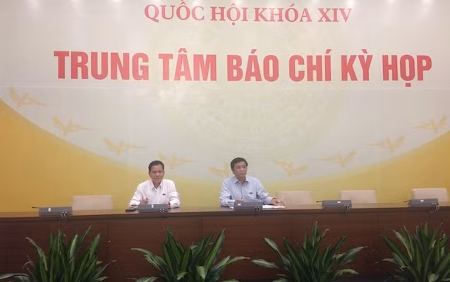 Tổng Thư ký Quốc hội - Chủ nhiệm Văn phòng Quốc hội Nguyễn Hạnh Phúc (bên phải) và Phó Chủ nhiệm Ủy ban Về các vấn đề xã hội của Quốc hội Bùi Sỹ Lợi chủ trì họp báo chiều 10-6.