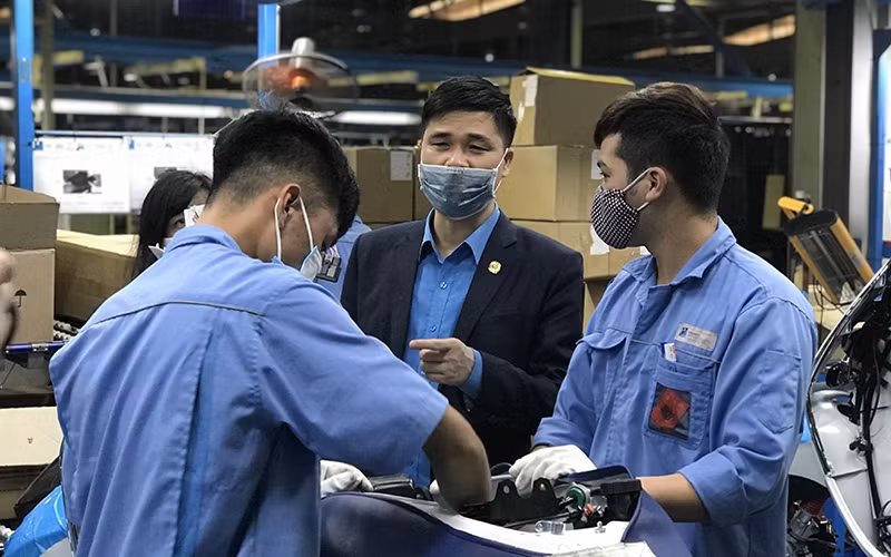 Tổng Liên đoàn Lao động Việt Nam thăm, tặng quà người lao động Vĩnh Phúc