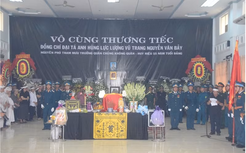 Lễ tang Anh hùng phi công Nguyễn Văn Bảy được tổ chức trang trọng tại quê nhà.