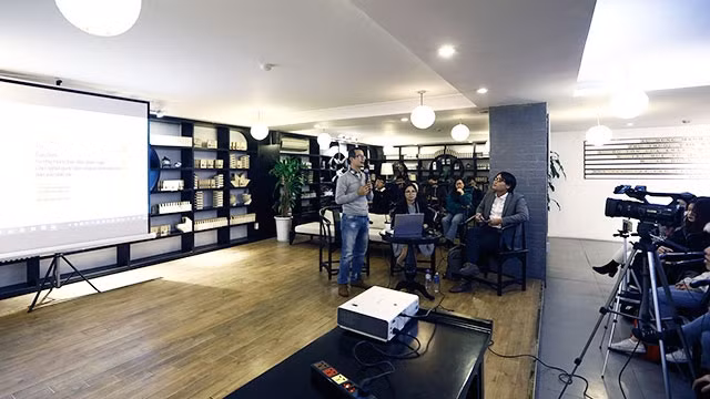 TS Trần Trọng Dương thuyết trình về chữ Nôm tại tọa đàm.