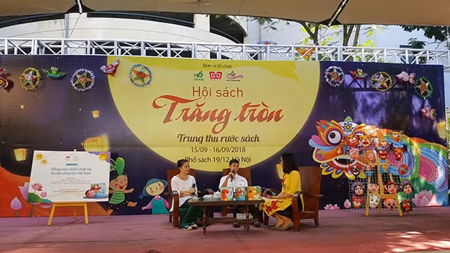 Họa sĩ Trang Thanh Hiền (bên trái) giao lưu cùng bạn đọc tại Hội sách Trăng tròn.