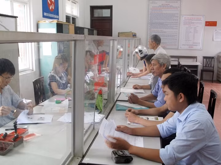 Cán bộ phường Đồng Tâm, TP Vĩnh Yên luôn rèn luyện nền nếp kỷ luật trong phục vụ nhân dân. Trong ảnh: Người dân làm thủ tục hành chính tại UBND phường.