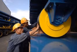 Công nhân IMECO kiểm tra thiết bị
bộ bàn quay cuốn cáp trước khi xuất xưởng.