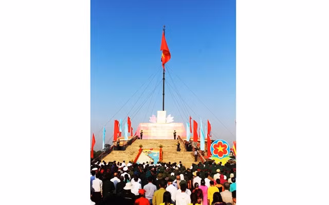 Lá cờ đỏ sao vàng được kéo lên trên đỉnh Kỳ đài Hiền Lương tại Lễ Thượng cờ, sáng 30-4.