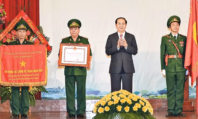 Chủ tịch nước Trần Đại Quang trao danh hiệu tặng Bộ đội Biên phòng TP Hải Phòng. Ảnh: NHAN SÁNG (TTXVN)