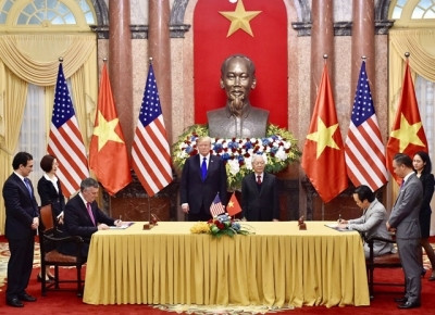 Ông Trịnh Văn Quyết, Chủ tịch HĐQT Tập đoàn FLC và ông Kevin McAllister, Chủ tịch kiêm Tổng giám đốc Tập đoàn Boeing tiến hành ký kết Thỏa thuận.