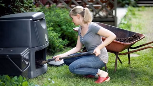 Du khách sẽ trực tiếp tham gia tái chế phân hữu cơ. Ảnh: VOZLELESA