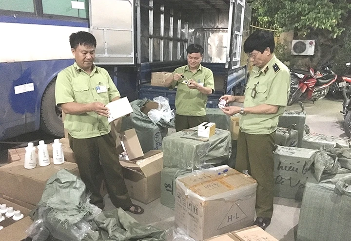 Đội Quản lý thị trường số 2 tiến hành kiểm tra, bắt giữ các sản phẩm mỹ phẩm nhập lậu.