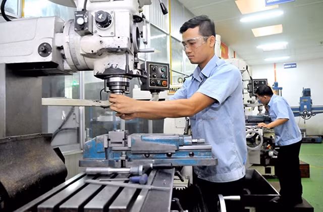 Công nhân sản xuất khuôn mẫu cơ khí tại Tổng công ty Công nghiệp Sài Gòn.