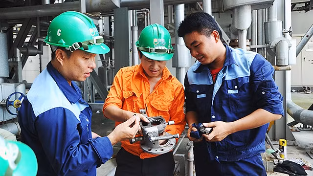 Công nhân URENCO bảo trì Nhà máy xử lý RTCN phát điện Nam Sơn. Ảnh: NGUYỄN NAM