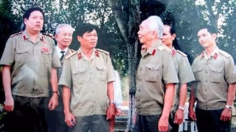 Đại tướng Võ Nguyên Giáp thăm lại nơi ra đời Đội Việt Nam Tuyên truyền Giải phóng quân.