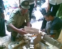 Tiêu hủy thuốc lá giả.