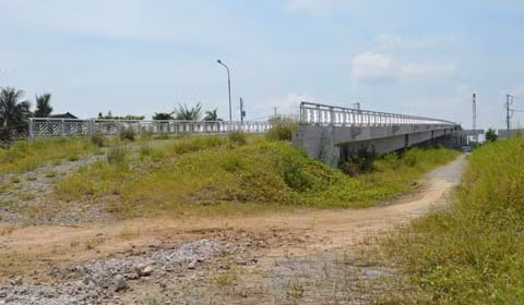 Cầu Giá Rai (Bạc Liêu) do Tổng công ty Cienco 4 thi công đã xong phần cầu, nhưng không có đường dẫn.