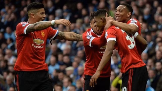 Đồng đội mừng bàn thắng của M. Rashford (phải).