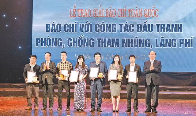 Trên mặt trận đấu tranh phòng, chống tham nhũng, lãng phí, báo chí đã thể hiện trách nhiệm xã hội một cách rõ nét. Trong ảnh: Các đồng chí Ủy viên Bộ Chính trị: Võ Văn Thưởng, Bí thư T.Ư Đảng, Trưởng 