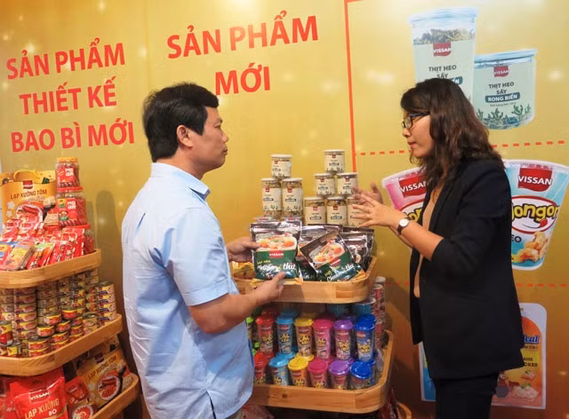 Phó Tổng Giám đốc VISSAN Phan Văn Dũng giới thiệu một số sản phẩm mới.