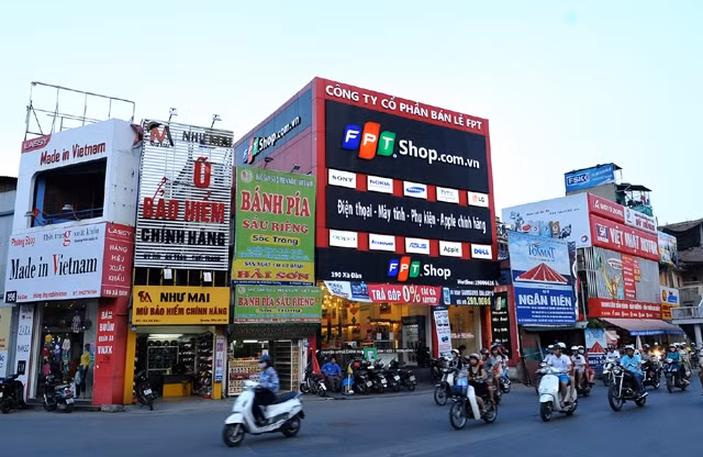 Bát nháo biển quảng cáo trên phố Xã Đàn, quận Đống Đa (Hà Nội).
