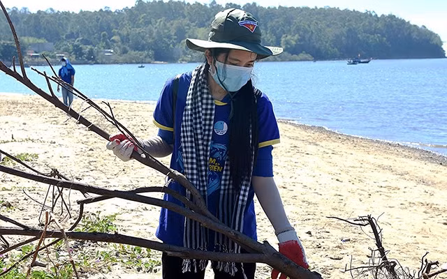 Ðoàn viên thanh niên dọn rác tại bờ biển Bình Châu, huyện Bình Sơn (Quảng Ngãi). Ảnh: MINH HOÀNG