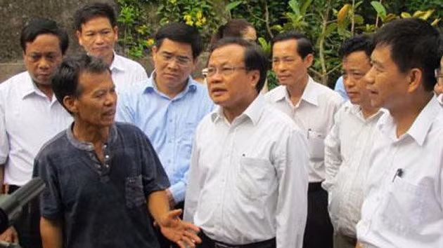 Bí thư Thành uỷ Hà Nội Phạm Quang Nghị nói chuyện với ông Hà Hữu Thể, chủ nhân ngôi nhà đang được JICA giúp đỡ tu bổ.