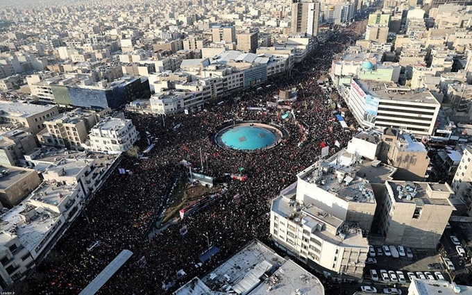 Đoàn rước linh cữu Tướng Soleimani tại Tehran, Iran, ngày 6-1. (Ảnh: Reuters)
