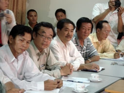 Những người đại diện cho cơ sở
sản xuất nước tương “đen”.