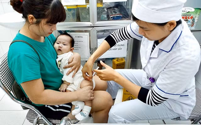 Tiêm vắc-xin là biện pháp phòng bệnh sởi hiệu quả nhất cho trẻ nhỏ. Ảnh: Dương Ngọc