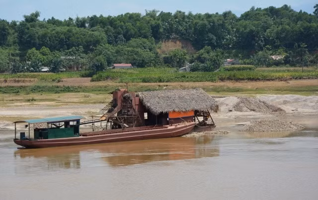 Một tàu khai thác cát, sỏi trái phép trên sông Hồng, đoạn qua huyện Trấn Yên (Yên Bái).