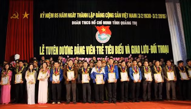 Các đảng viên trẻ tiêu biểu được tuyên dương tại buổi lễ. 