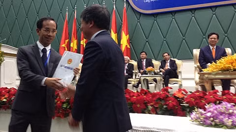 Lãnh đạo Bộ KH-ĐT trao giấy phép đầu tư nhà máy sữa và các sản phẩm liên quan sữa cho đại diện Vinamilk.