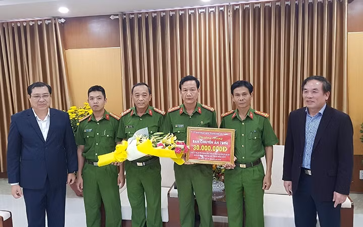 Chủ tịch UBND TP Đà Nẵng Huỳnh Đức Thơ trao thưởng cho lực lượng công an Đà Nẵng về thành tích phá án ma tuý lớn.