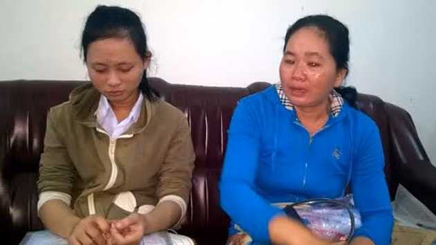 Bà Võ Thị Tâm cùng con gái là TS Nguyễn Vũ Trâm, trú tại xã Tam Dân, huyện Phú Ninh (Quảng Nam) vừa khóc vừa trình bày sự việc với phóng viên. 