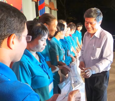 Đại diện Thành ủy TP Hồ Chí Minh trao quà và vé xe cho công nhân.