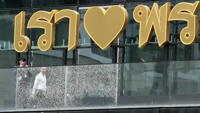 Bom nổ vỡ kính tòa tháp Mahanakhon cao nhất Bangkok. (Ảnh: Bangkok Post)