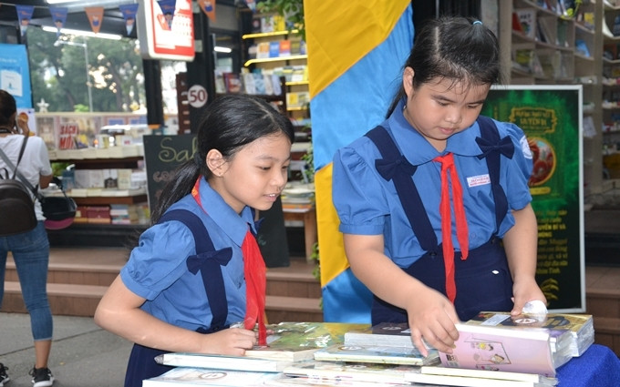 Các em thiếu nhi xem sách tại Hội sách thiếu nhi.