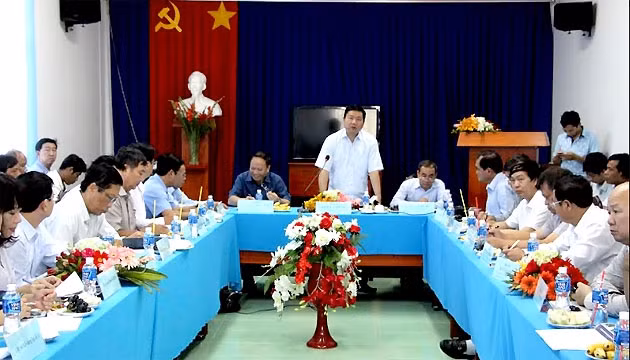 Bí thư Thành ủy TP Hồ Chí Minh Đinh La Thăng phát biểu tại buổi làm việc.