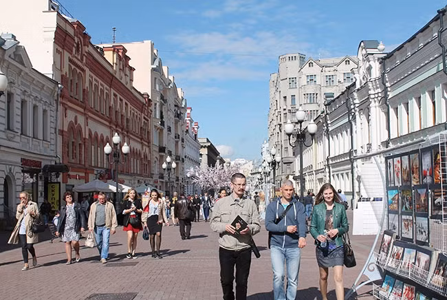 Du khách thư thả dạo bước trong không gian cổ xưa của phố cổ Arbat (Mát-xcơ-va).