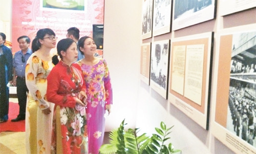 Người dân tham quan, tìm hiểu các hiện vật tại Di tích nhà số 48 phố Hàng ngang (quận Hoàn Kiếm), nơi Bác Hồ viết Tuyên ngôn Độc lập.