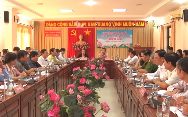 Quang cảnh cuộc họp.