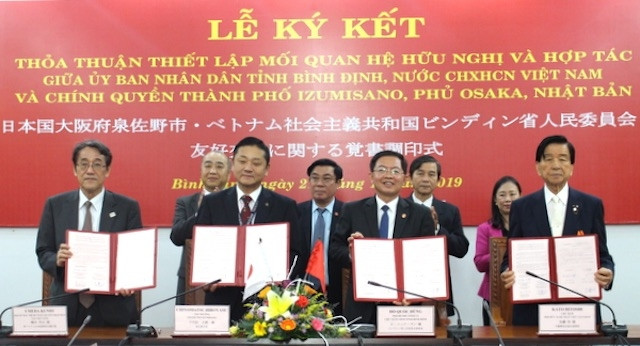 Đại diện lãnh đạo hai bên thực hiện lễ ký kết.